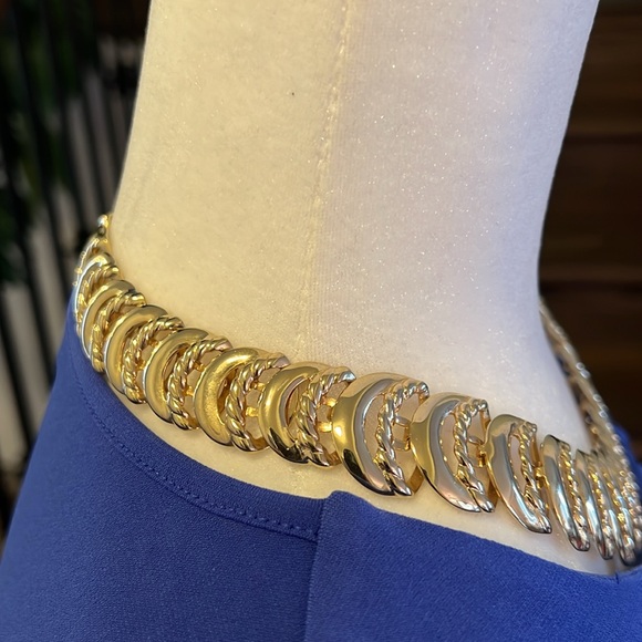Vintage Crescent Moon High End Fashion ChunkyNecklace/Choker Gold Tone EUC - Picture 5 of 5